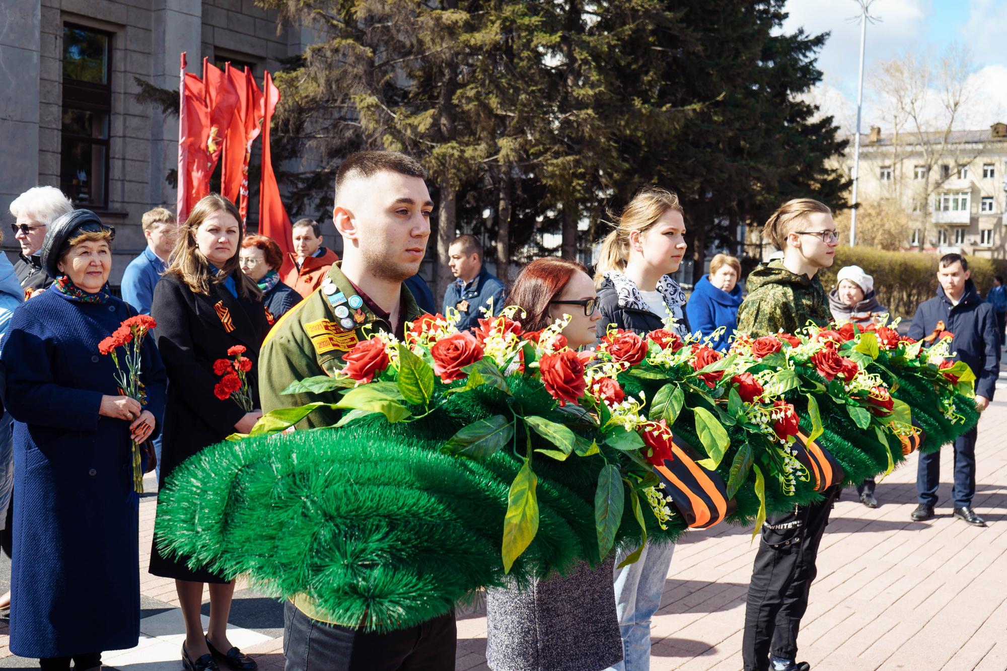 Возложение гирлянды к памятнику как правильно