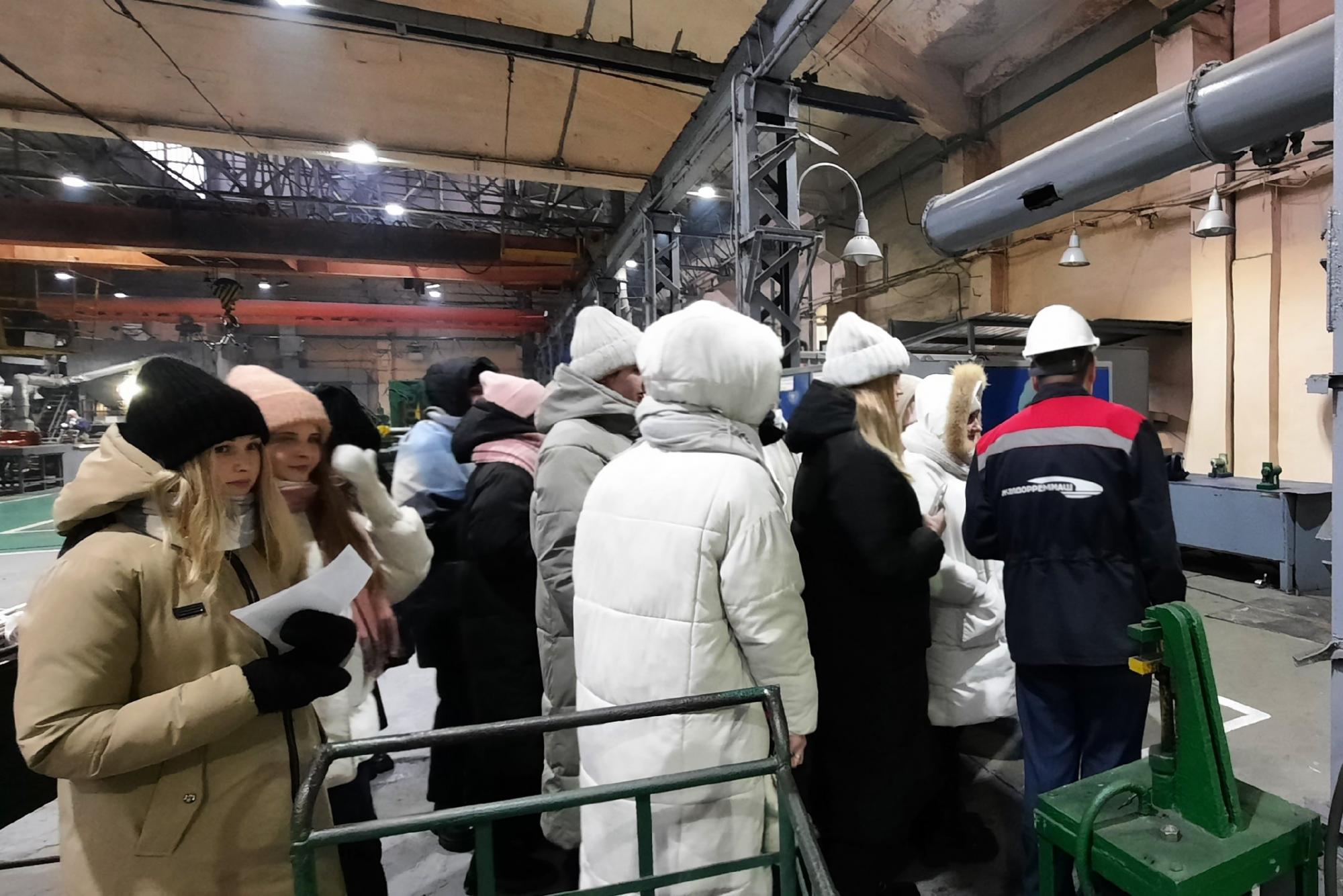 Изолировщик труб. Нефтегаз изолировщик труб. Изолировщик изоляция трубопровода. Изолировщик пеностекло. Работа изолировщиком.