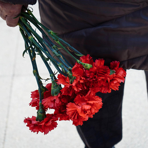 Студенты, сотрудники и преподаватели ИрГУПС возложили гирлянды и цветы к мемориалу Вечный огонь Славы