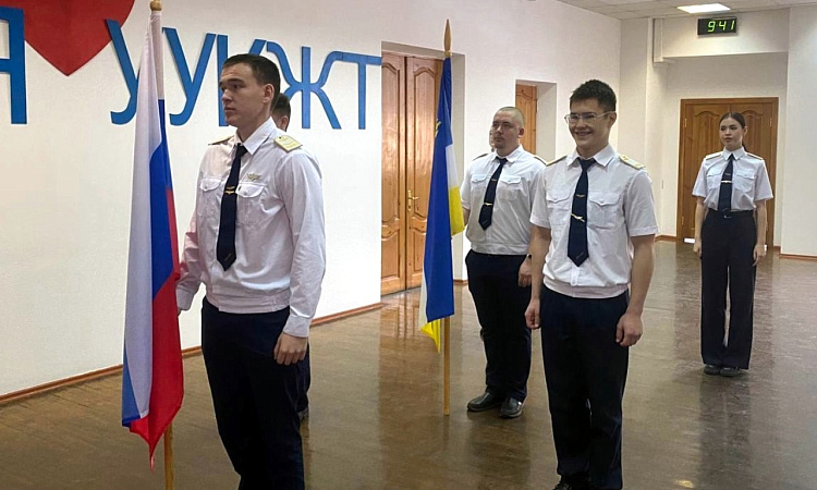 В УУКЖТ ИрГУПС прошла торжественная линейка поднятия флагов Российской Федерации и Республики Бурятия
