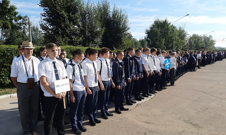 Торжественная линейка, посвященная Дню знаний, состоялась в Улан-Удэнском колледже железнодорожного транспорта