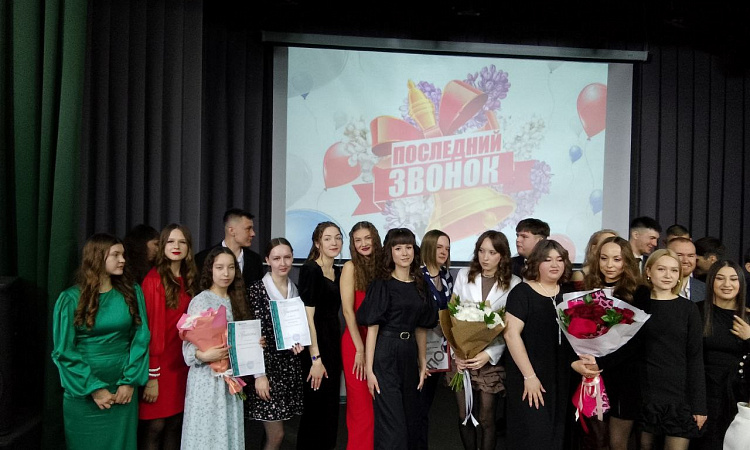 Для выпускников ЗабИЖТ прозвучал последний звонок Для выпускников ЗабИЖТ прозвучал последний звонок