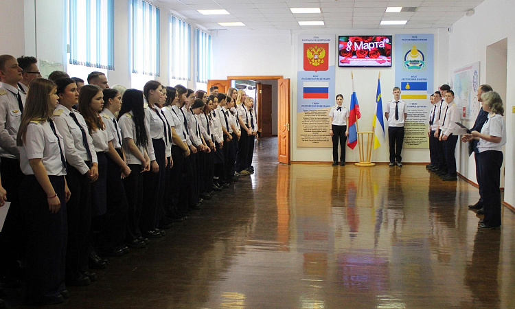 Начало новой недели в УУКЖТ ИрГУПС традиционно открылось с торжественной линейки поднятия флагов Российской Федерации и Республики Бурятия