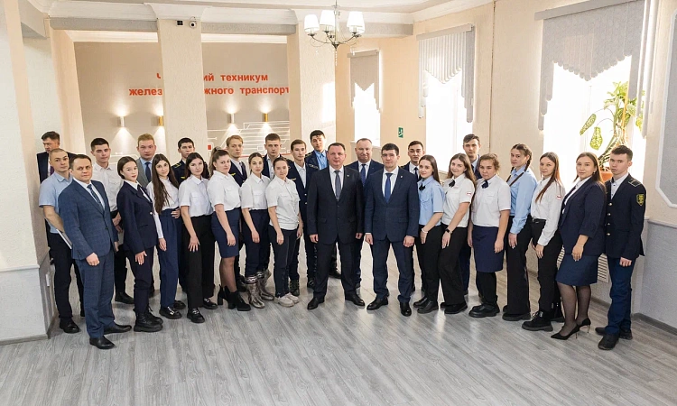 В Читинском техникуме железнодорожного транспорта прошла встреча с начальником Забайкальской железной дороги Владимиром Антонцом