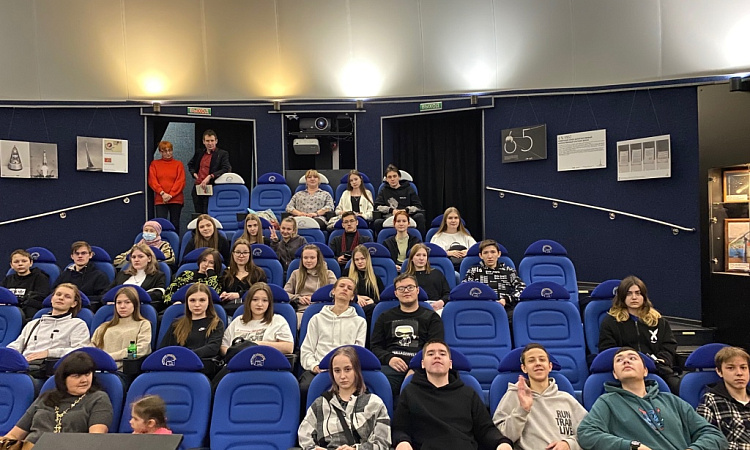 Студенты-первокурсники посетили  Иркутский планетарий по программе «Пушкинская карта»