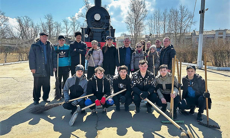 Коллектив ЗабИЖТ вышел на общегородской субботник