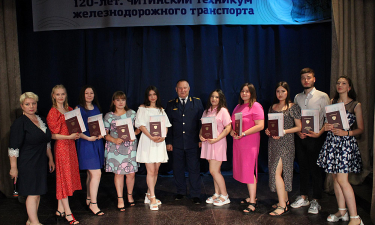 Более 300 выпускников ЧТЖТ получили дипломы
