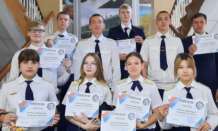 Традиционная линейка поднятия флага РФ и флага РБ в УУКЖТ ИрГУПС.