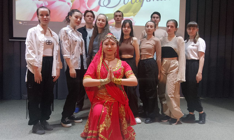 В ЗабИЖТ к Международному женскому дню провели праздничный концерт