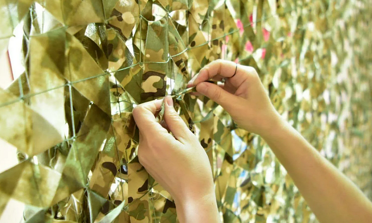 Маскировочные сети для бойцов СВО плетут студенты ЗабИЖТа