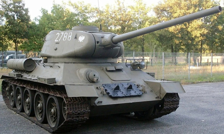 Танк Т -34. Броня Победы. Фото и созданное изображение ИИ 🔥Акция "Зеркало Победы"