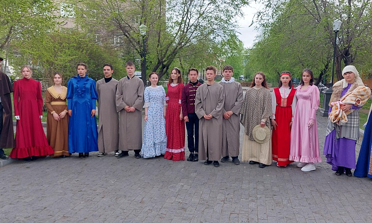 Театрализованное представление устроили студенты ЧТЖТ в День города