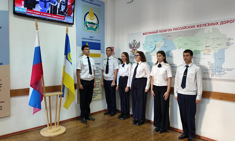 Традиционная линейка поднятия флага РФ и флага РБ в УУКЖТ ИрГУПС