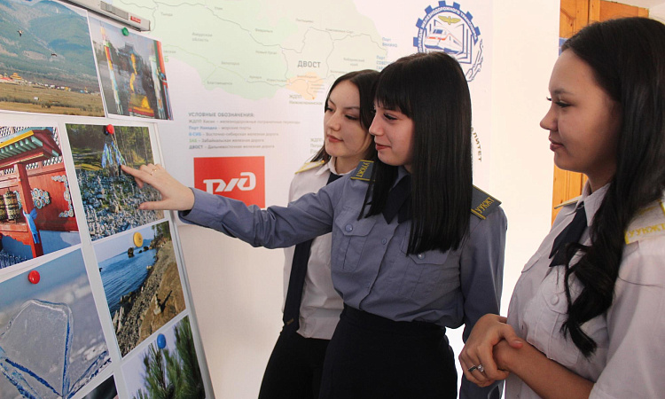 Студенты УУКЖТ ИрГУПС посещают фотовыставку "Калейдоскоп родного края"