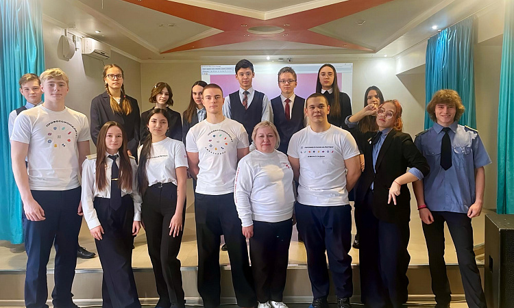 В рамках Всероссийского классного часа Федерального проекта «Профессионалитет» команда амбассадоров Улан-Удэнского колледжа железнодорожного транспорта продолжает посещать школы города и знакомить школьников 8-9 классов с новой программой.