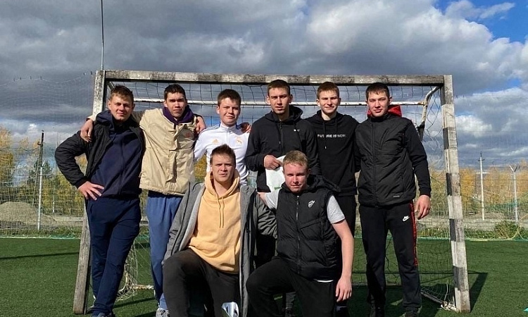 Мужская футбольная команда КрИЖТ в прошедшие выходные приняла участие в молодежном кубке по футболу «Мы достигаем»