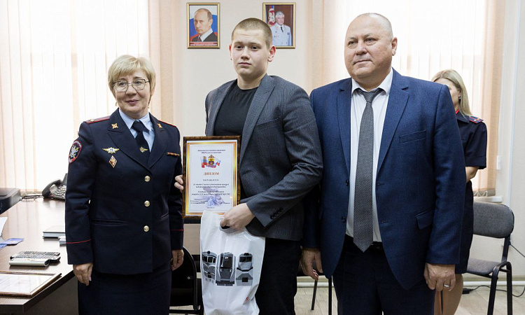 Лицеист Владислав Лопаткин стал победителем конкурса «Дороги безОпасности» Лицеист Владислав Лопаткин стал победителем конкурса «Дороги безОпасности»