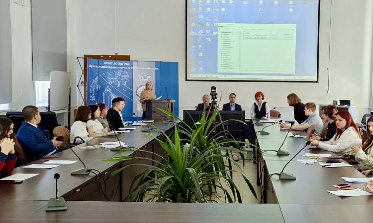 Накануне в Сибирском колледже транспорта и строительства ИрГУПС прошла научно-техническая конференция студентов 1 и 2 курсов «Семья - социокультурный и исторический аспекты» в рамках недели ЦМК общественных дисциплин, права и психологии