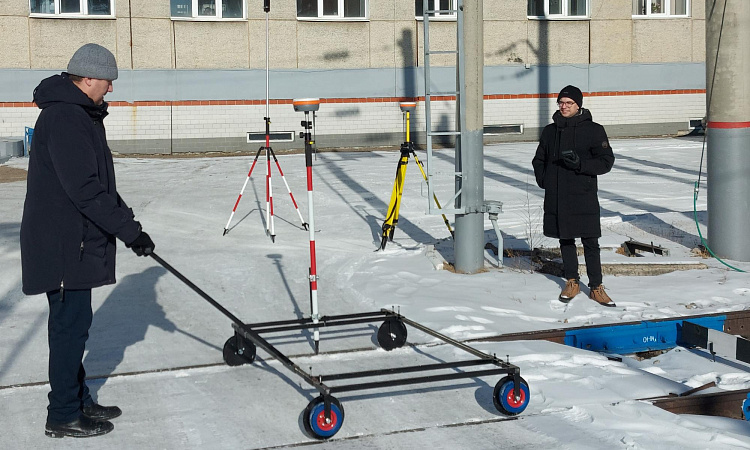 Группа транспортного проектирования проводит испытания тележки для топографической съёмки