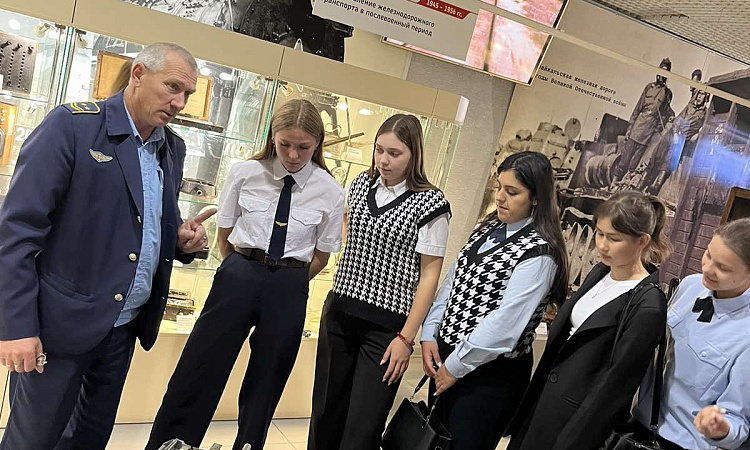 Студенты ЧТЖТ учились строить железнодорожную кривую 