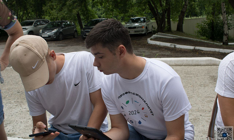 Члены приемной комиссии и амбассадоры «Профессионалитета» активно помогают абитуриентам с выбором специальности и подачей документов, в том числе через портал Госуслуги