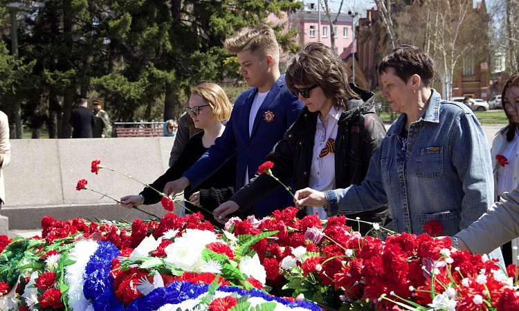 В преддверии празднования 79-й годовщины Победы в Великой Отечественной войне состоялось возложение цветов к Вечному огню и памятнику Герою Советского Союза генералу армии А.П. Белобородову 