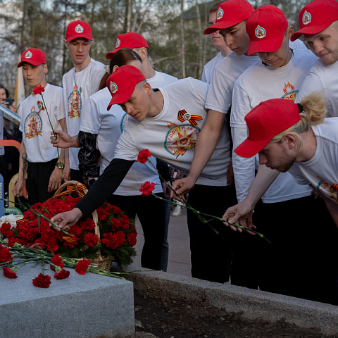 У Вечного огня в Иркутске прошла региональная акция «Пламя гордости за Победу», посвящённая 80-летию Победы У Вечного огня в Иркутске прошла региональная акция «Пламя гордости за Победу», посвящённая 80-летию Победы