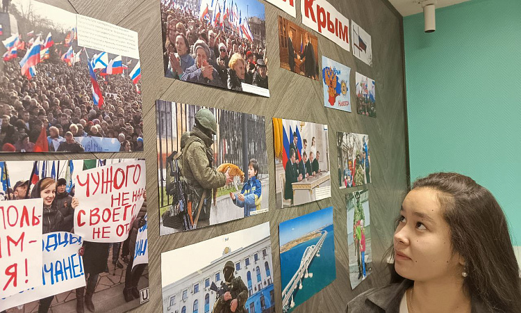 Лицеисты ЗабИЖТ организовали выставку «Русский Крым»
