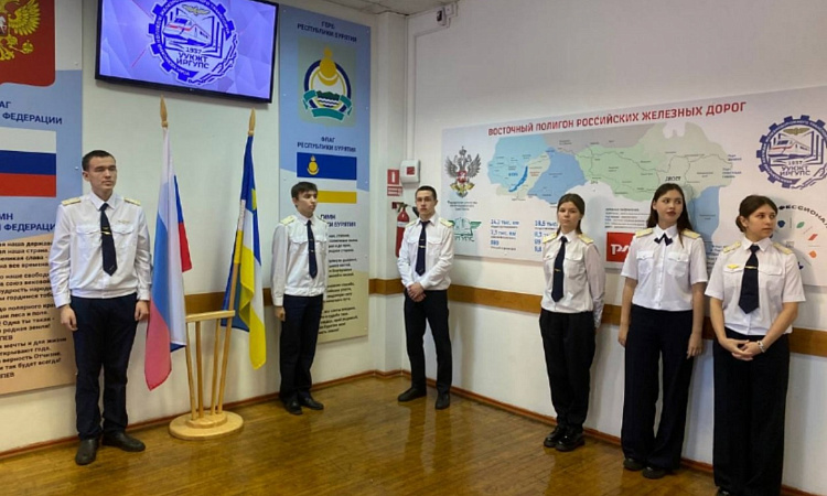 В УУКЖТ ИрГУПС началась с  традиционной торжественной линейки поднятия флагов Российской Федерации и флага Республики Бурятия!