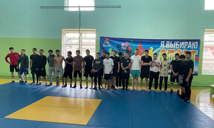 Соревнования по национальной борьбе начались у студентов УУКЖТ ИрГУПС.