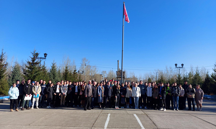 В ЗабИЖТ состоялась церемония поднятия копии Знамени Победы