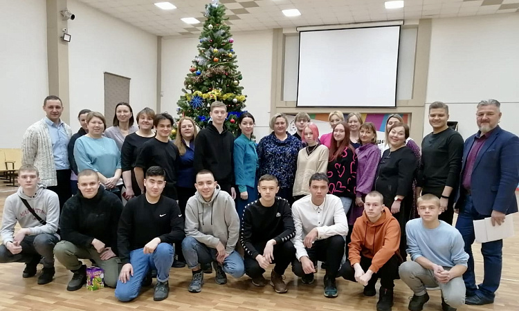 Вручение новогодних подарков студентам, чьи родители находятся в зоне СВО