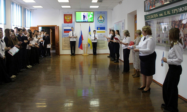 В УУКЖТ ИрГУПС традиционно прошла торжественная линейка поднятия флагов Российской Федерации и Республики Бурятия