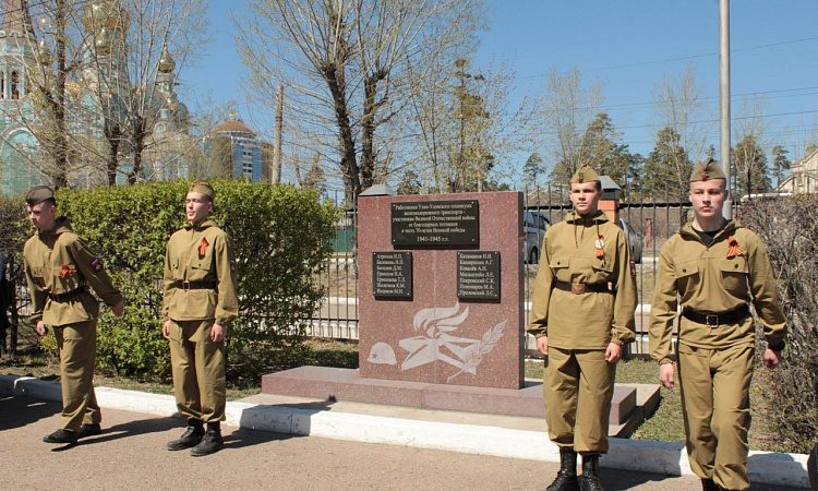 Почётный караул у памятника ветеранам Великой Отечественной войны в УУКЖТ ИрГУПС