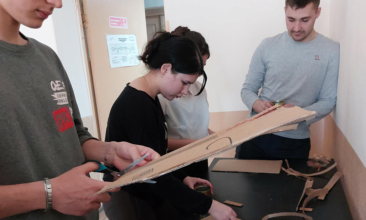 Студенты ЗабИЖТ начали изготавливать окопные свечи