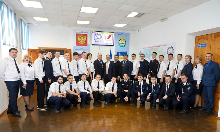 В УУКЖТ ИрГУПС состоялась традиционная еженедельная торжественная линейка. Она была посвящена первому выпуску обучающихся по федеральной программе Профессионалитет