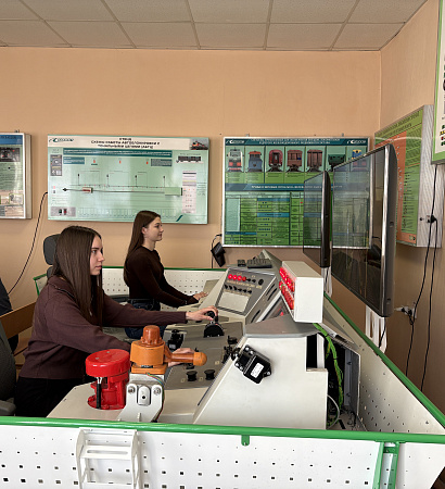 Мастер-класс по вождению поездов провели в ЗабИЖТ