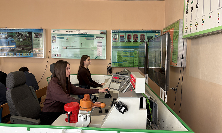 Мастер-класс по вождению поездов провели в ЗабИЖТ