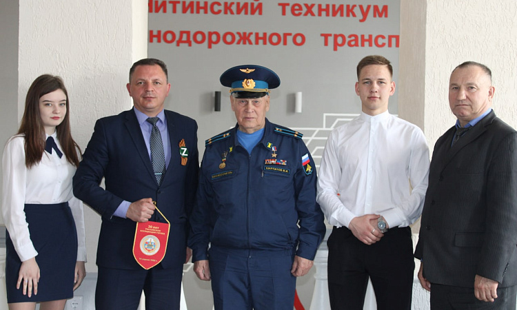 В Читинском техникуме железнодорожного транспорта состоялась встреча с Героем России Владимиром Шарпатовым