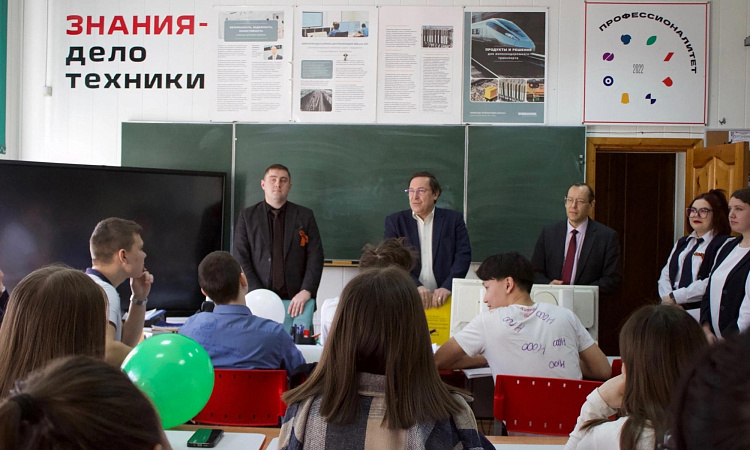  последний звонок для студентов выпускного курса специальности «Автоматика и телемеханика на транспорте» и «Техническая эксплуатация транспортного радиоэлектронного оборудования »!