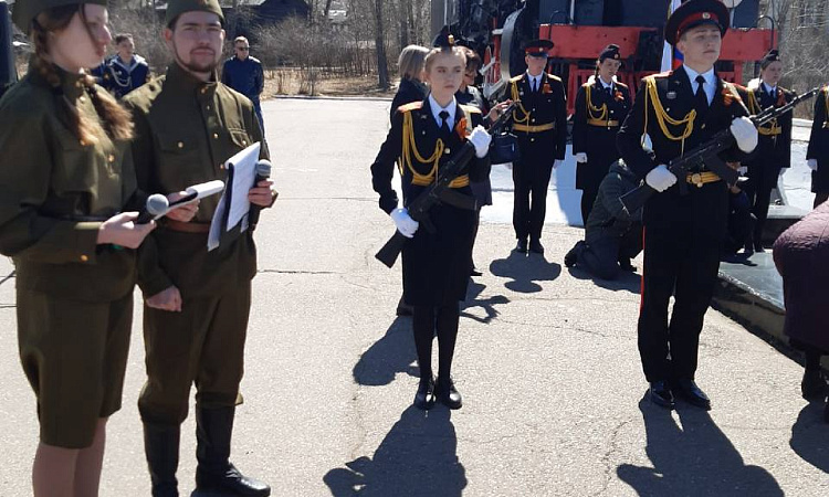Торжественный митинг прошел у памятника железнодорожникам
