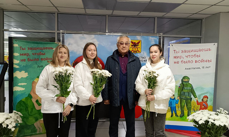 Лицеисты ЗабИЖТ торжественно встретили в аэропорту Читы бойцов с СВО