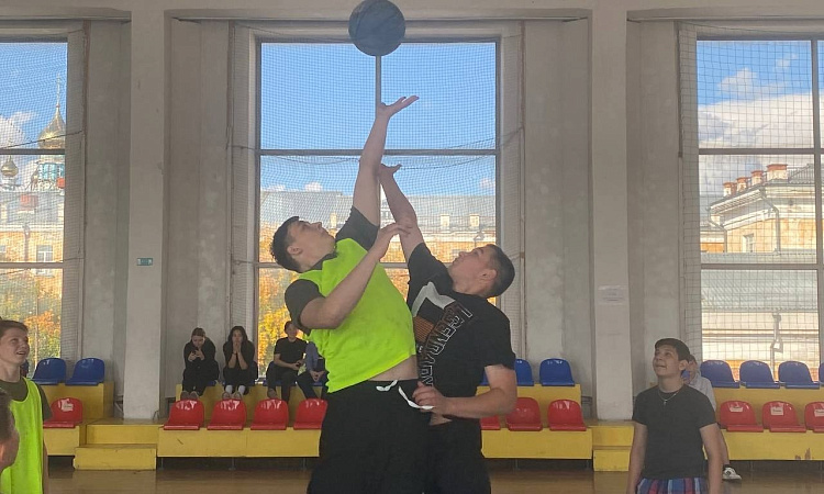 Соревнования по баскетболу продолжают спартакиаду "БАМ - Будущее Активной Молодежи!» в УУКЖТ ИрГУПС.