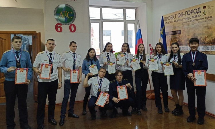 На традиционной торжественной линейке поднятия флага РФ и РБ наградили студентов победителей соревнований по армспорту среди 1 и 2 курсов