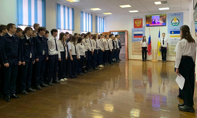 Заключительная неделя  февраля в  УУКЖТ ИрГУПС традиционно началась с торжественной линейки поднятия флагов Российской Федерации и Республики Бурятия