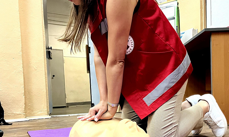 21 мая в нашем колледже, инструктор ресурсно-образовательного центра «Российский Красный Крест» Боженко Ирина Вячеславовна в группе СЭЗС.11-22-2 провела мастер-класс по оказанию первой помощи