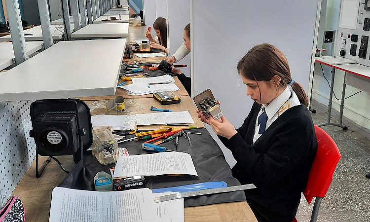 Выпускники УУКЖТ начали проходить процедуру демонстрационного экзамена.