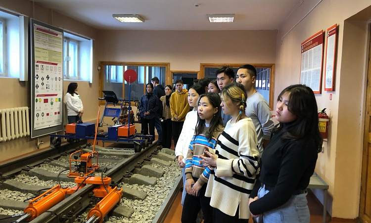 Экскурсия для школьников из Агинского прошла в ЗабИЖТ