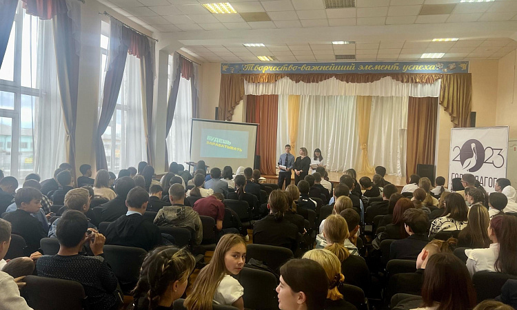 Амбассадоры Профессионалитета рассказали о федеральном проекте школьникам Кабанского района.