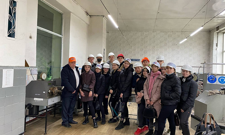 Студенты 4 курса УУКЖТ на практическом занятии  в Вагонной ремонтной компании-1 (ВРК-1) 